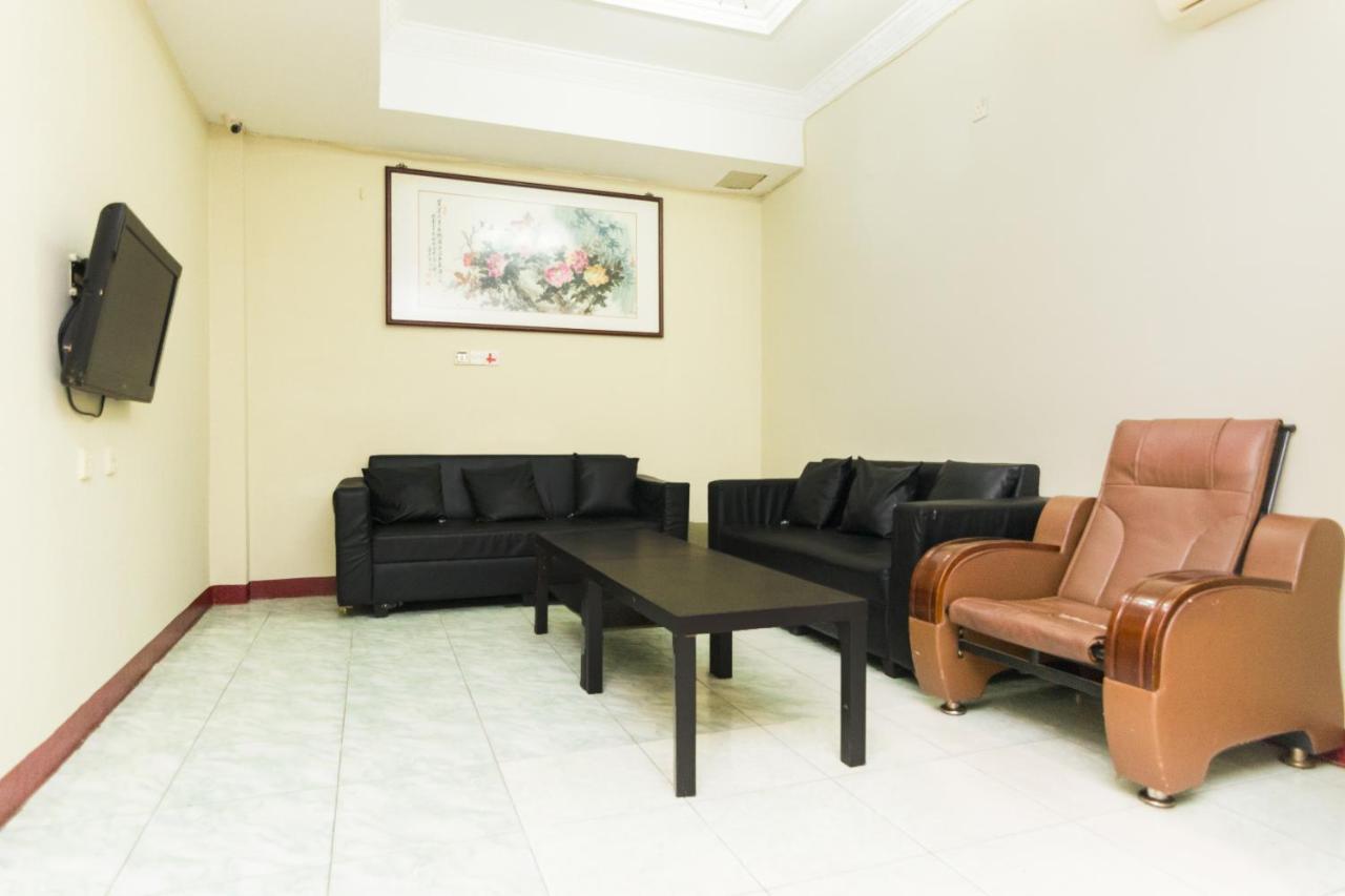 Vaccinated Staff - Oyo 1703 Terang Bintang Hotel