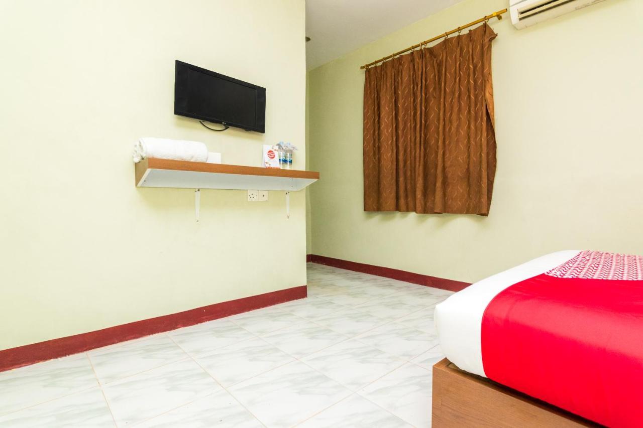 Vaccinated Staff - Oyo 1703 Terang Bintang 2* Batam