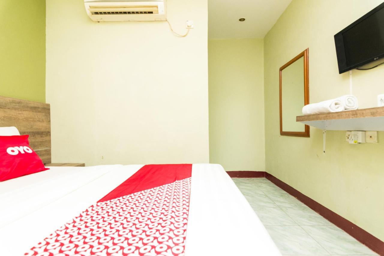 Vaccinated Staff - Oyo 1703 Terang Bintang Hotel Batam