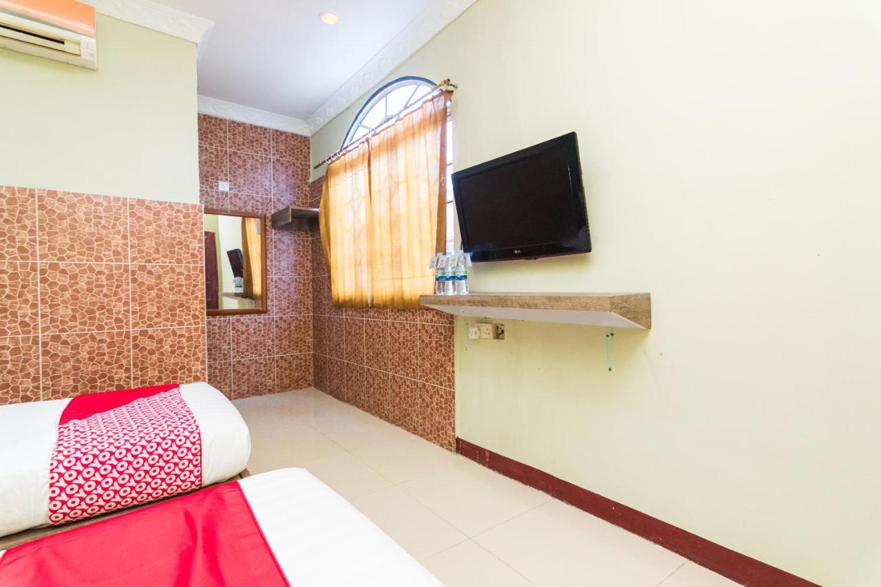 Vaccinated Staff - Oyo 1703 Terang Bintang Hotel Batam